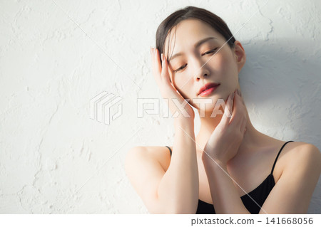 女人用手在臉上 女人用手在臉上 141668056