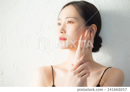 女人用手在臉上 女人用手在臉上 141668057