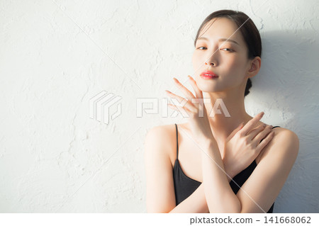 女人用手在臉上 女人用手在臉上 141668062