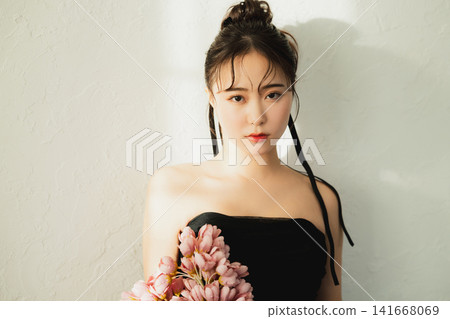 一個穿黑色連衣裙的女人 一個穿黑色連衣裙的女人 141668069