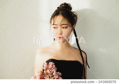 一個穿黑色連衣裙的女人 一個穿黑色連衣裙的女人 141668070