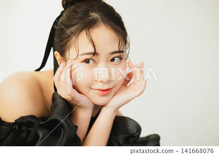 一個穿黑色連衣裙的女人 一個穿黑色連衣裙的女人 141668076