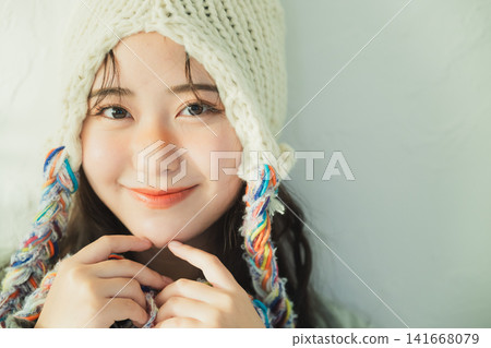 一位戴著針織帽的女士的肖像 一位戴著針織帽的女士的肖像 141668079