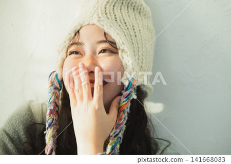 一位戴著針織帽的女士的肖像 一位戴著針織帽的女士的肖像 141668083