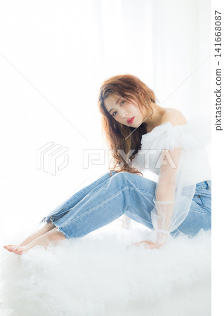 一位戴著彩色隱形眼鏡的女士 一位戴著彩色隱形眼鏡的女士 141668087
