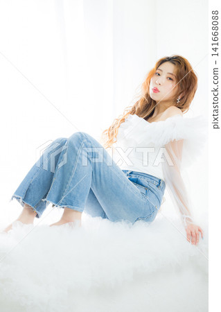 一位戴著彩色隱形眼鏡的女士 一位戴著彩色隱形眼鏡的女士 141668088