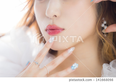 一位戴著彩色隱形眼鏡的女士 一位戴著彩色隱形眼鏡的女士 141668098