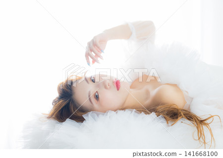 一位戴著彩色隱形眼鏡的女士 141668100
