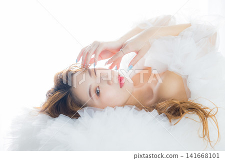 一位戴著彩色隱形眼鏡的女士 141668101