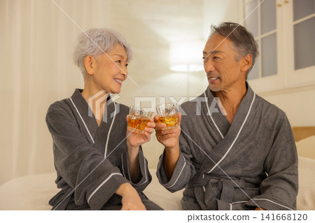 臥室裡的老夫婦 臥室裡的老夫婦 141668120