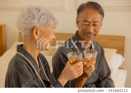 臥室裡的老夫婦 臥室裡的老夫婦 141668122