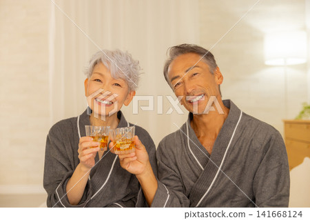老年人喝威士忌 老年人喝威士忌 141668124
