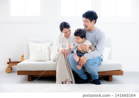 年輕的家庭，親密的朋友，沙發，父母和孩子，幸福，溫馨的家庭 141668164