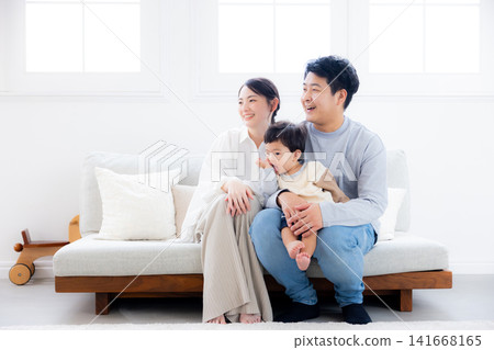 年輕的家庭，親密的朋友，沙發，父母和孩子，幸福，溫馨的家庭 141668165