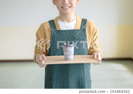 咖啡館員工端著托盤端著咖啡；這是顧客服務的體現。 141668562