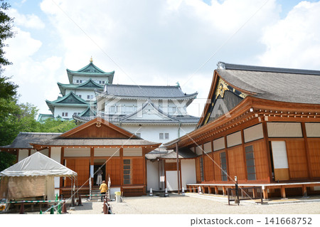 名古屋城的天守閣和本丸禦所與藍天交相輝映,格外引人注目。 名古屋城的天守閣和本丸禦所與藍天交相輝映,格外引人注目。 141668752