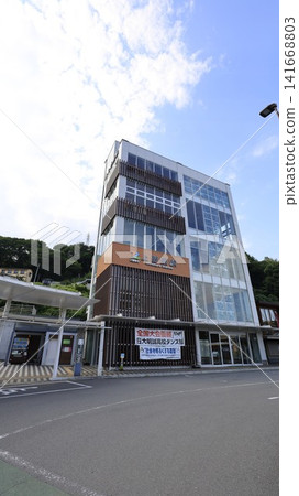 連接JR中央線上野原站南出口的車站與巴士站、計程車站和商業設施停車場的建築物。 141668803