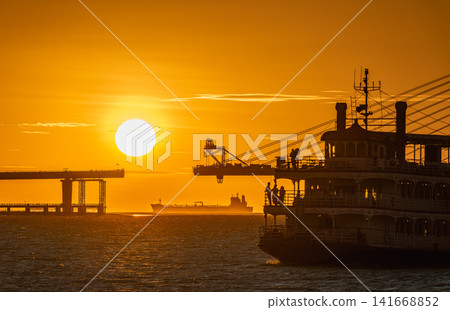 Sunset Silhouette of Tamsui River and Danjiang Bridge Sunset Silhouette of Tamsui River and Danjiang Bridge 141668852