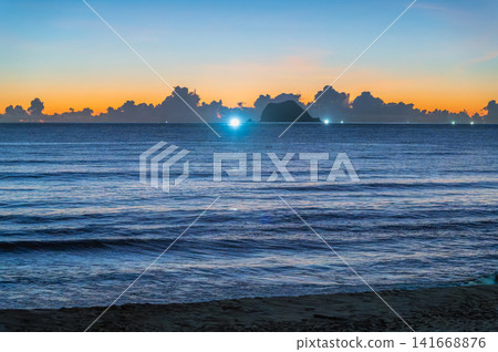 Sunrise over the ocean in Wanli, Taiwan Sunrise over the ocean in Wanli, Taiwan 141668876