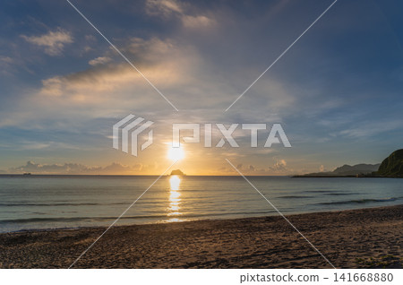 Golden sunrise over Keelung Islet in Wanli, Taiwan 141668880