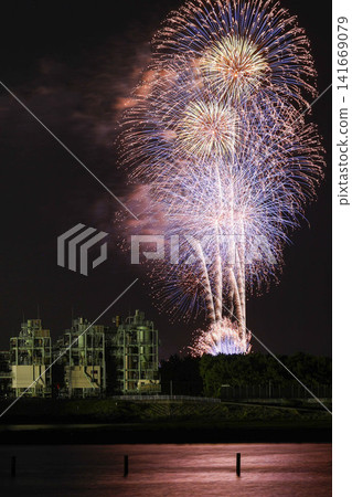 煙火和工廠夜景 煙火和工廠夜景 141669079