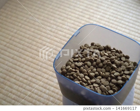 Cat food dispenser - right position Cat food dispenser - right position 141669117