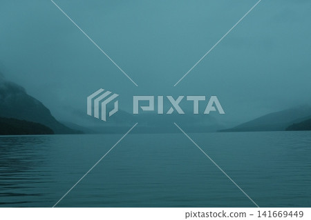 烏斯懷亞寧靜的湖泊和霧氣繚繞的景色 烏斯懷亞寧靜的湖泊和霧氣繚繞的景色 141669449