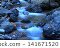 從沙水瀑布流下的水 141671520