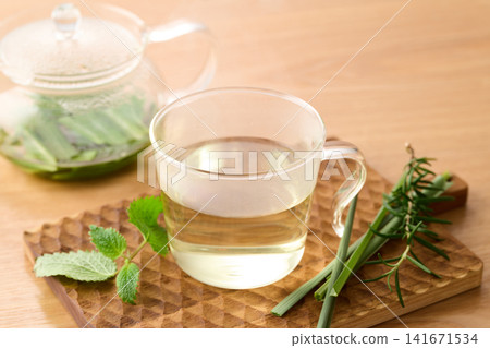 新鮮的花草茶倒入玻璃杯中 新鮮的花草茶倒入玻璃杯中 141671534