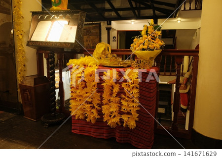 來自庫斯科的黃色花卉裝飾品和飾品 來自庫斯科的黃色花卉裝飾品和飾品 141671629