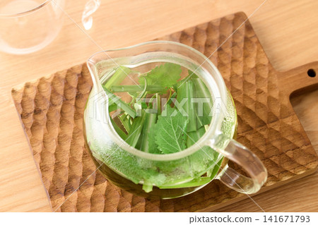 新鮮的藥草茶 新鮮的藥草茶 141671793