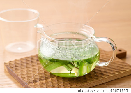 新鮮的藥草茶 新鮮的藥草茶 141671795