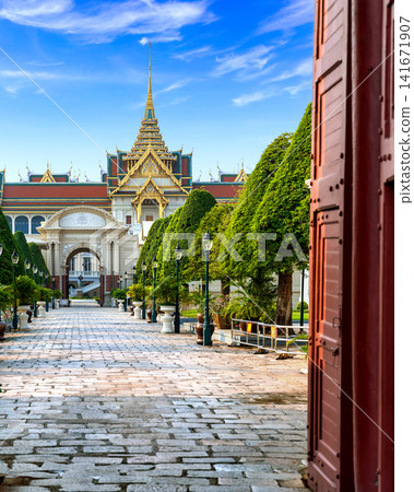 Grand palace in Bangkok Thailand with royal thai architecture and stone walkway Grand palace in Bangkok Thailand with royal thai architecture and stone walkway 141671907