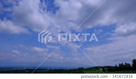 從這裡可以俯瞰北海道美瑛的山脈全景。 從這裡可以俯瞰北海道美瑛的山脈全景。 141671916