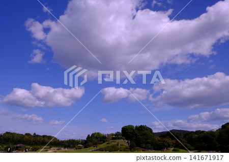 從岡山後樂園眺望藍天。 從岡山後樂園眺望藍天。 141671917