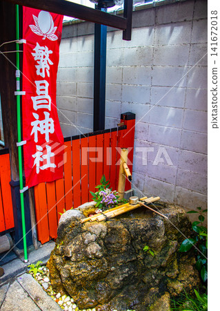 The blessings of the three goddesses at Hanjo Shrine: business prosperity, successful relationships, and improvement in various arts. The blessings of the three goddesses at Hanjo Shrine: business prosperity, successful relationships, and improvement in various arts. 141672018
