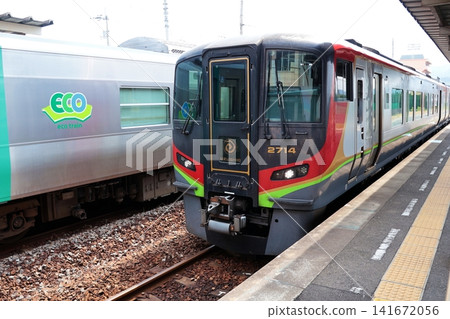 高德線特急列車「渦潮」停靠在JR志度月台。 高德線特急列車「渦潮」停靠在JR志度月台。 141672056