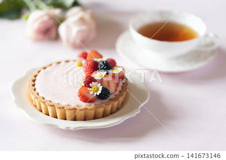 Cute strawberry tart 141673146