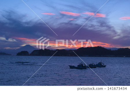 夏日湘南海岸(在木座海灘)的壯麗日落-一處自然景觀 夏日湘南海岸(在木座海灘)的壯麗日落-一處自然景觀 141673434
