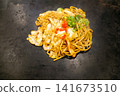 Cabbage and squid stir-fried noodles with sauce 141673510
