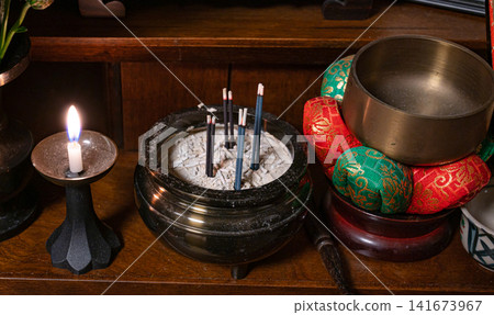 佛教祭壇上的鐘和蠟燭讓人聯想到追悼儀式。 141673967