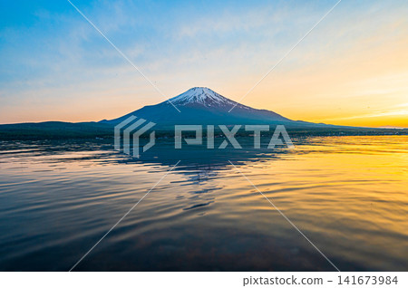 富士山和倒映在湖面上的日落——一幅令人嘆為觀止的畫面。 富士山和倒映在湖面上的日落——一幅令人嘆為觀止的畫面。 141673984