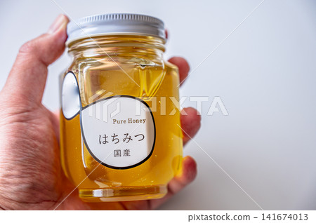 圖中一人手持一罐國產蜂蜜,代表產品。 圖中一人手持一罐國產蜂蜜,代表產品。 141674013