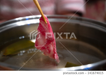 將涮涮肉放入鍋中涮煮的畫面,讓人聯想到日本料理。 將涮涮肉放入鍋中涮煮的畫面,讓人聯想到日本料理。 141674015