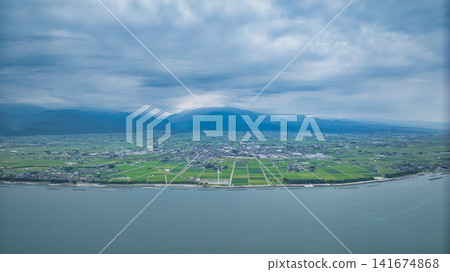 富山縣下新川沿海地區在雨季結束前正經歷高溫高濕天氣。 富山縣下新川沿海地區在雨季結束前正經歷高溫高濕天氣。 141674868