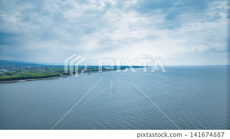The scene at Shimoshinkawa Beach in Toyama Prefecture, where temperatures and humidity are high before the end of the rainy season. The scene at Shimoshinkawa Beach in Toyama Prefecture, where temperatures and humidity are high before the end of the rainy season. 141674887