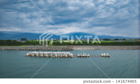 The scene at Shimoshinkawa Beach in Toyama Prefecture, where temperatures and humidity are high before the end of the rainy season. The scene at Shimoshinkawa Beach in Toyama Prefecture, where temperatures and humidity are high before the end of the rainy season. 141674905