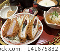 我在一家餐廳吃了炸豬排蓋飯。 141675832