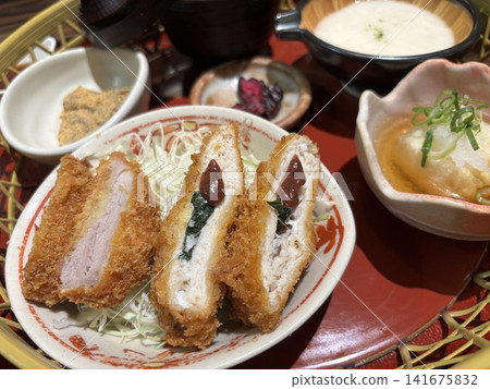 I ate katsudon at a restaurant. I ate katsudon at a restaurant. 141675832
