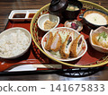 我在一家餐廳吃了炸豬排蓋飯。 141675833